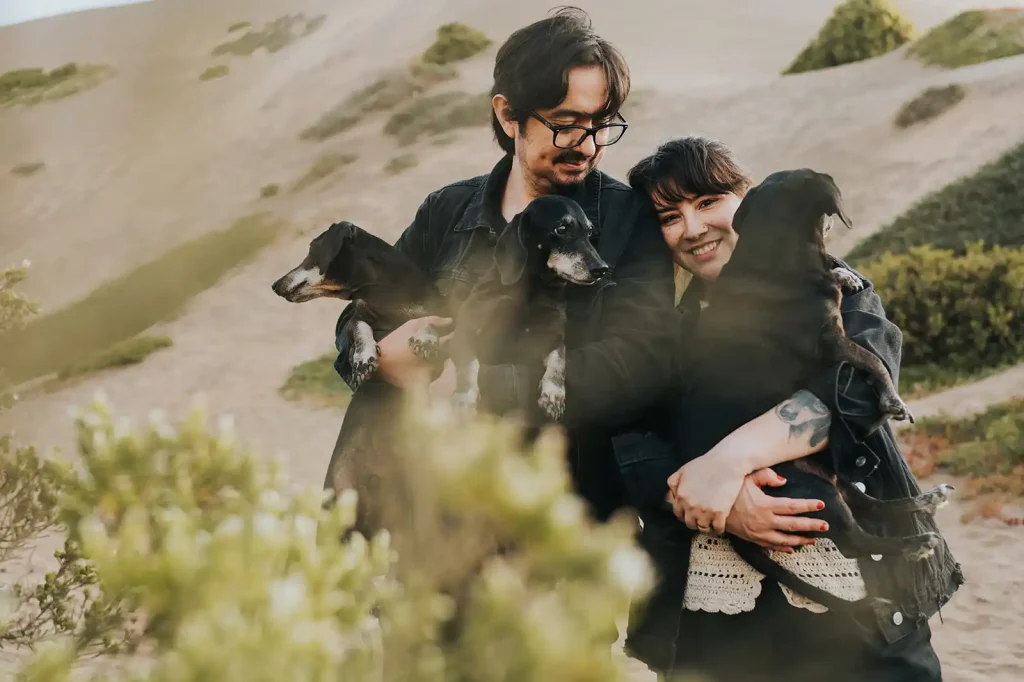 Fotógrafa Danah y fotógrafo Jaime, dueños de El Arrayán Fotografía, posando junto a sus 3 perros salchichas