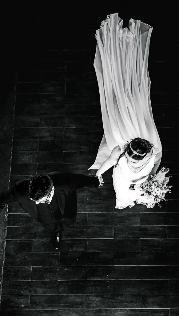 Foto de novios saliendo del altar tomada desde arriba