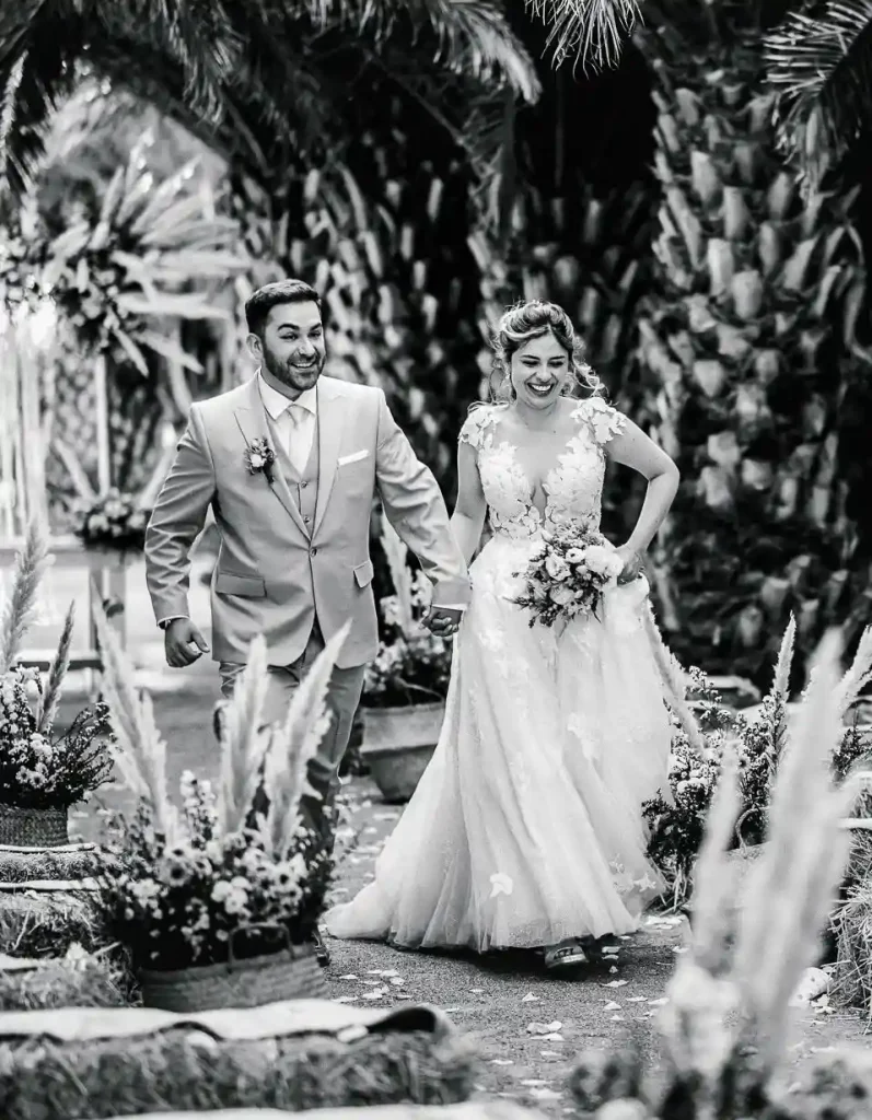 Fotografia de novios tras la boda sonriendo